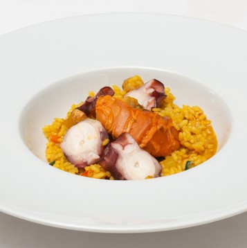 plato de comida de arroz meloso en restaurante en Valladolid Caroba
