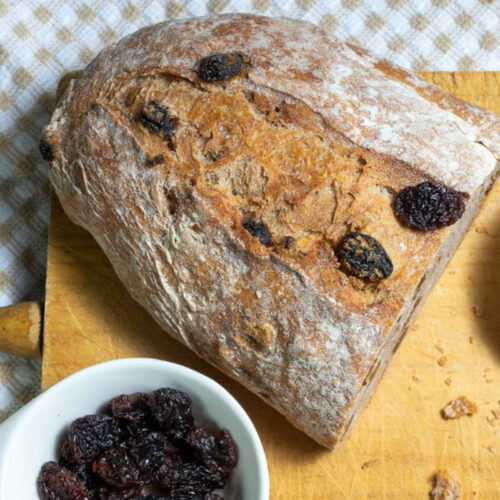 Pan de masa madre con pasas y nueces