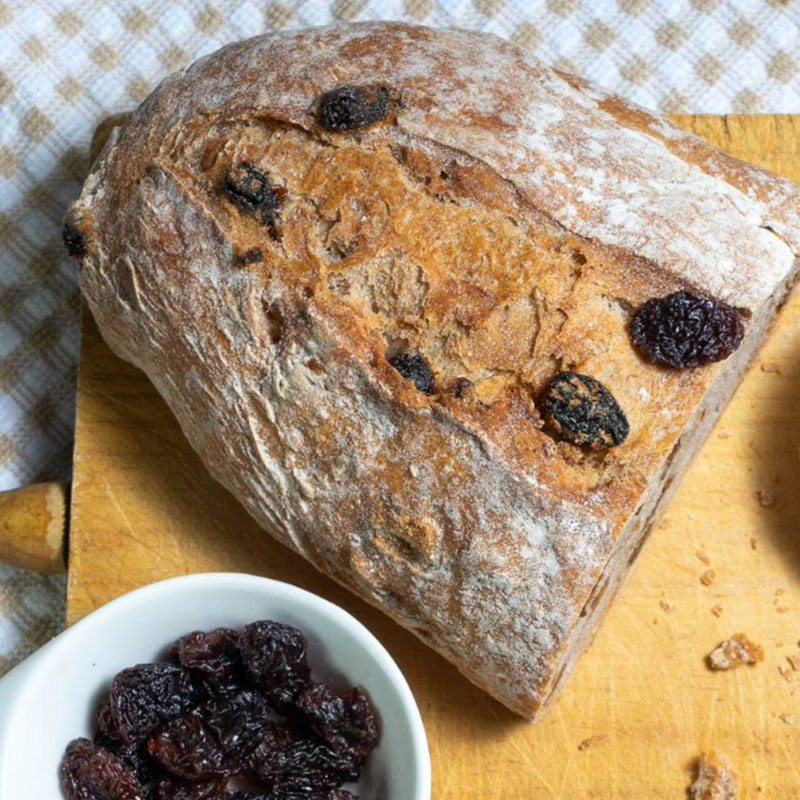 Pan de masa madre con pasas y nueces