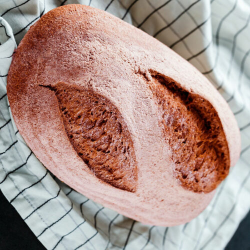 Pan de masa madre con tomate