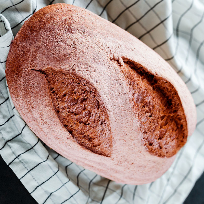 Pan de masa madre con tomate